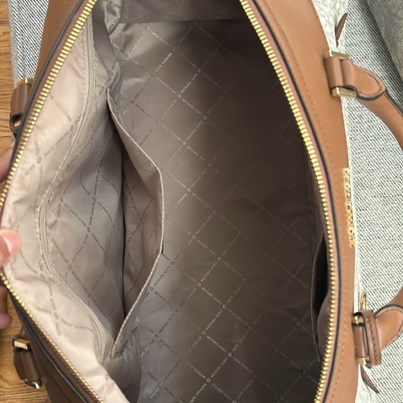 Michael kors duffle bag Euc - Picture 4 of 7